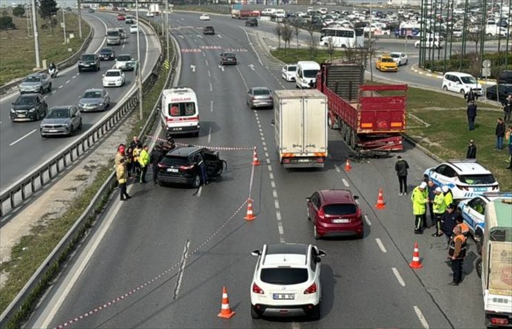 Büyükçekmece'de tıra çarpan cipin sürücüsü hayatını kaybetti