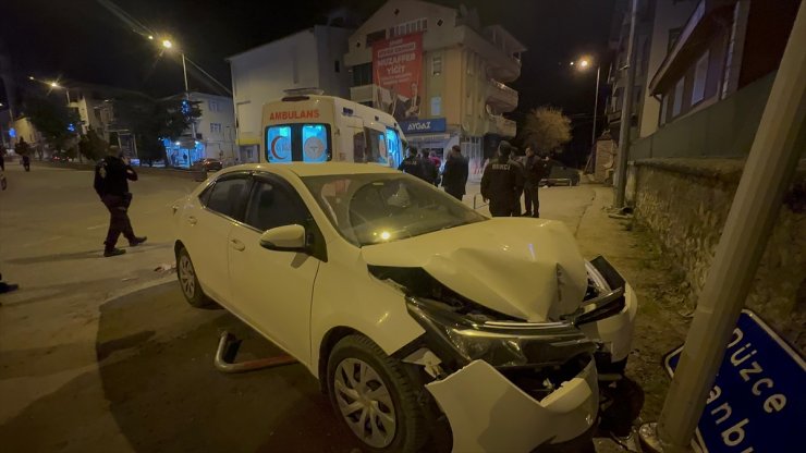 Düzce'de trafik levhasına çarpan otomobildeki 2 kişi yaralandı