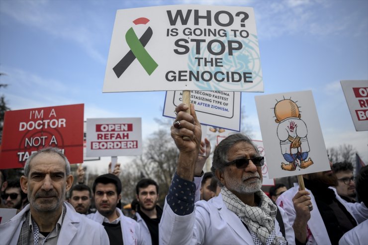 İstanbul'da doktorlardan Gazze'ye saldırılara tepki için sessiz yürüyüş