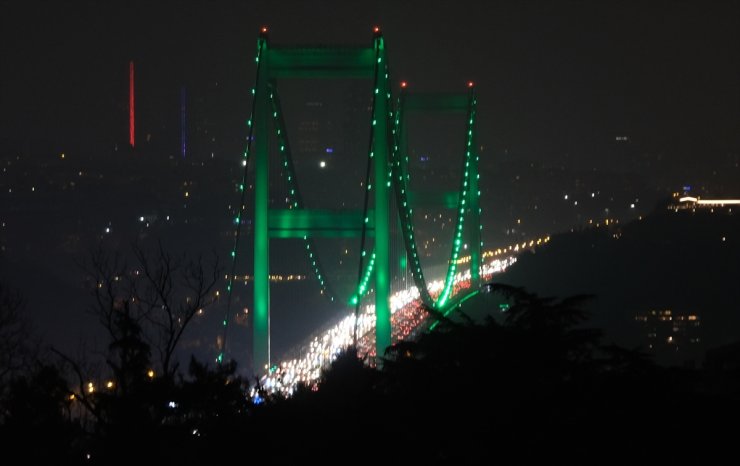 İstanbul'da iki köprü Yeşilay Haftası için ışıklandırıldı