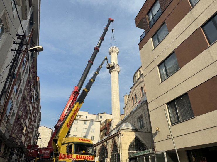 İstanbul'da vinçten düşen minarenin parçası evin duvarında hasar oluşturdu