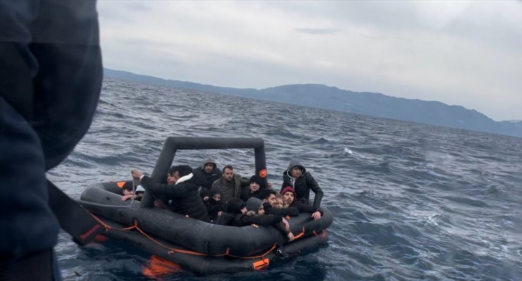 İzmir açıklarında 18 düzensiz göçmen kurtarıldı, 44 göçmen yakalandı