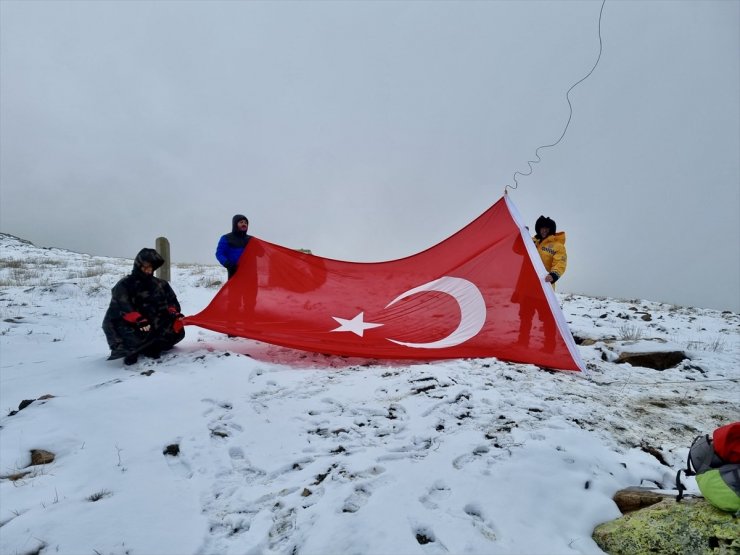 Kırşehirli dağcılar Bayraktepe'deki yıpranan Türk bayrağını değiştirdi