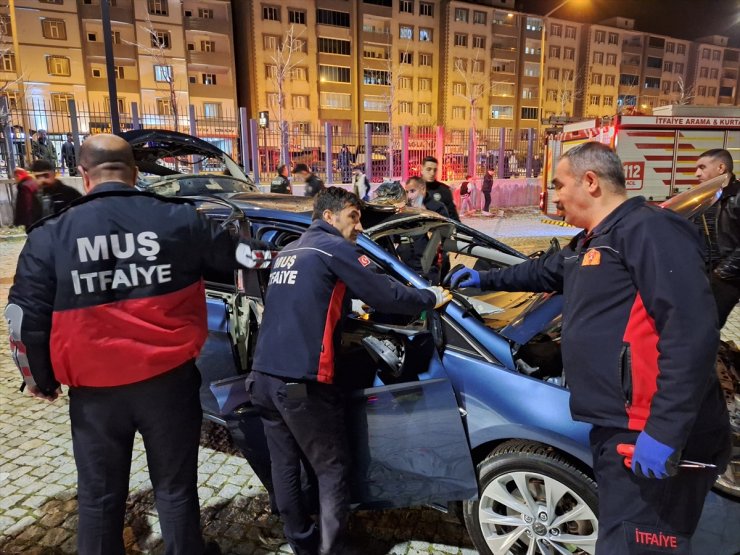 Muş'ta park halindeki otomobilde patlama oldu, sürücü yaralandı