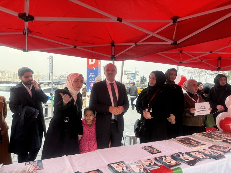 Saadet Partisi İBB Başkan adayı Aydın, Eminönü'nde partisinin standını ziyaret etti: