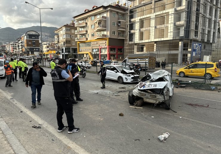 Antalya'da 3 aracın karıştığı kazada 2 kişi öldü, 3 kişi yaralandı