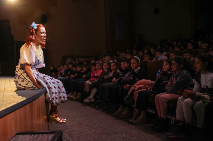 Diyarbakır'da "Tiyatro Sanata Bağlar Projesi"yle binlerce çocuk tiyatro ile tanışıyor