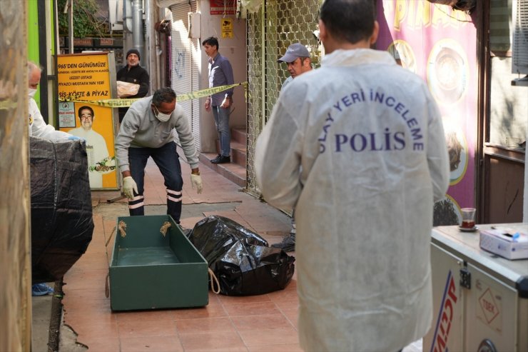 Antalya'da bir kişi iş hanının önünde ölü bulundu