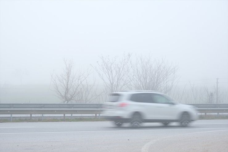 Kırklareli'nde yoğun sis trafikte görüş mesafesini olumsuz etkiliyor