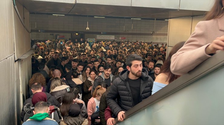 Mecidiyeköy metrobüs durağında yürüyen merdiven arızası sonucu 3 kişi yaralandı