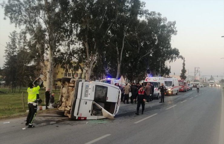 Mersin'de kamyonet ile çarpışan minibüsteki 6 tarım işçisi yaralandı