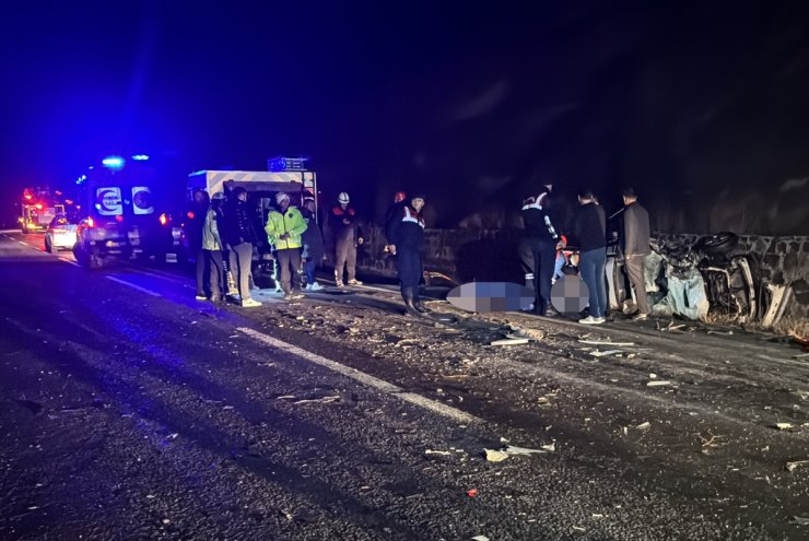 Nevşehir'de zincirleme trafik kazasında 3 kişi öldü, 6 kişi yaralandı