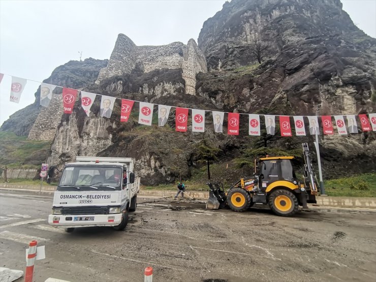 Osmancık'ta tarihi Kandiber Kalesi'nden kopan kaya parçası caddeye düştü