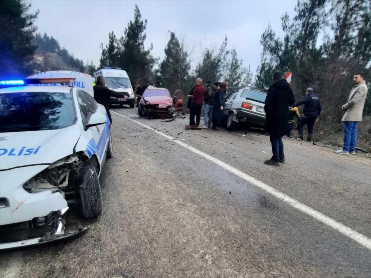 Sinop'ta "dur" ihtarına uymayan otomobilin çarptığı iki araçtaki 1'i polis, 3 kişi yaralandı