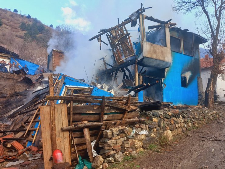 Tokat'ta çıkan yangında iki katlı ev kullanılamaz hale geldi