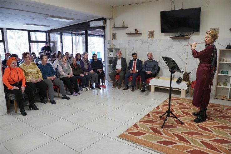 Türk sanatçı Bayramoğulları'ndan, Bosna Hersek'te yaşlı ve engellilere flüt dinletisi