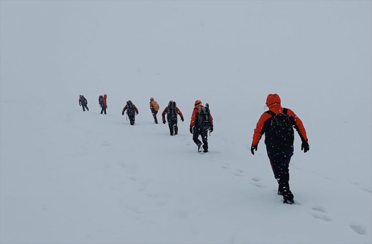 Van'da çığda arama kurtarma tatbikatları devam ediyor