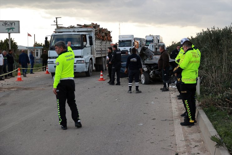 Adana'da otomobille işçi servisinin çarpışması sonucu 2 kişi öldü, 14 kişi yaralandı