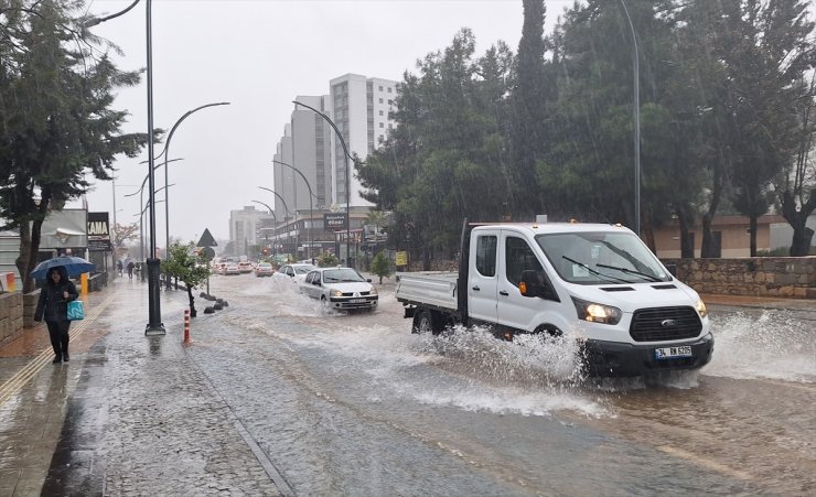 GÜNCELLEME- Antalya'da sağanak ve fırtına etkili oluyor