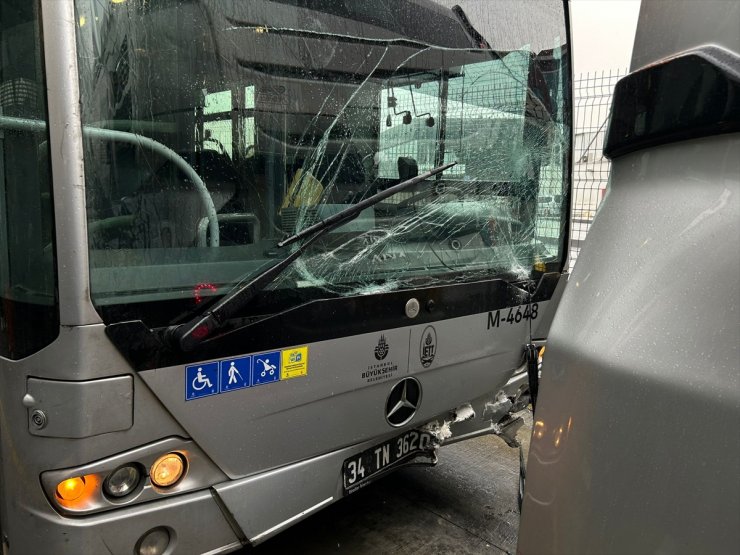 Beylikdüzü'nde iki metrobüsün çarpıştığı kazada maddi hasar oluştu