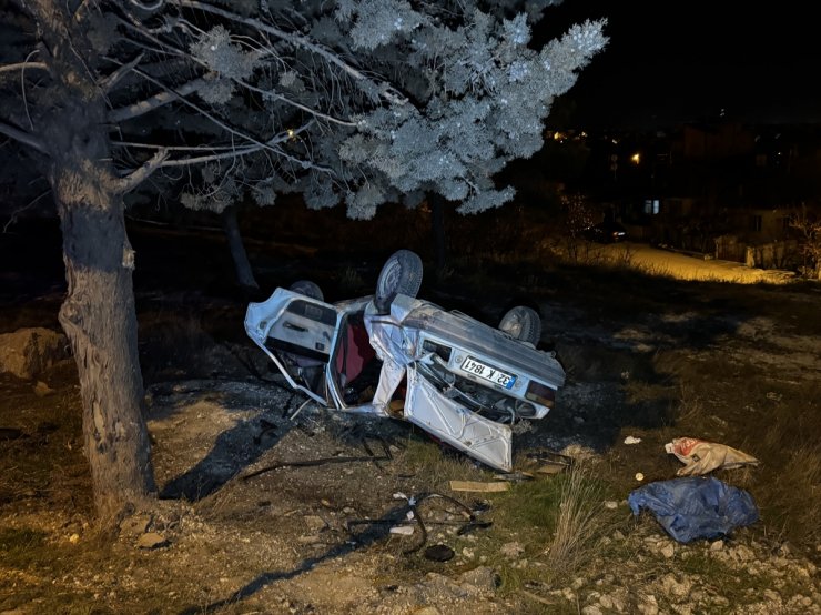 Burdur'da şarampole devrilen otomobildeki 3 kişi yaralandı