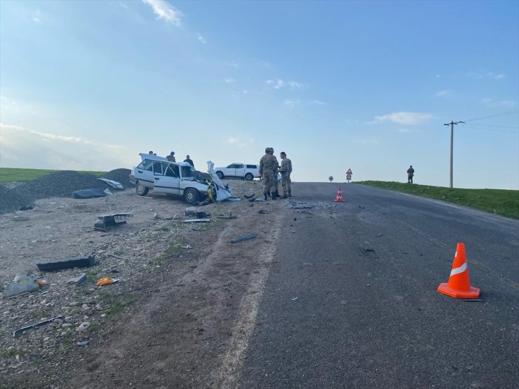 Diyarbakır'da kamyon ve otomobilin çarpıştığı kazada 2 kişi öldü,1 kişi yaralandı