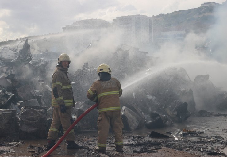 İzmir'de hurda deposunda çıkan yangın söndürüldü