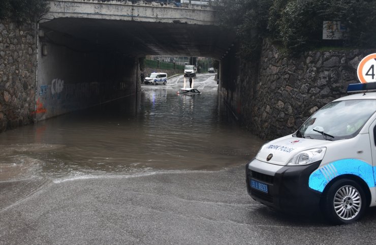 İzmir'de sağanak hayatı olumsuz etkiledi