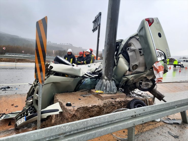 Kütahya'da yön levhasının direğine çarpan otomobilin sürücüsü öldü