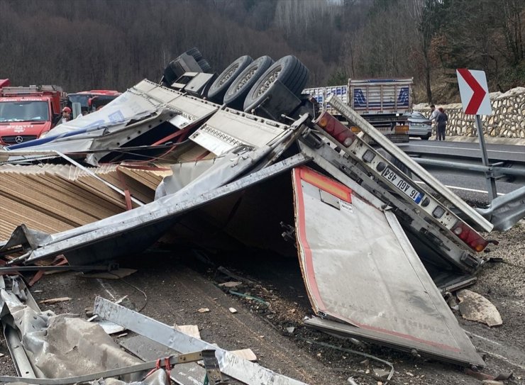 Bursa'da devrilen tırın sürücüsü hayatını kaybetti