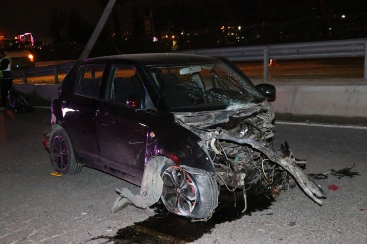 İzmir'de refüje ve aydınlatma direğine çarpan otomobilin sürücüsü öldü