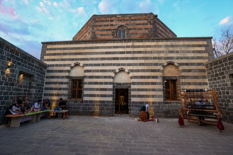 Kadınlar ipek dokuma tezgahlarını 457 yıllık hamama kurdu