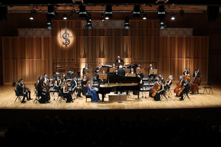 KKTC Cumhurbaşkanlığı Senfoni Orkestrası, İş Sanat'ta konser verdi