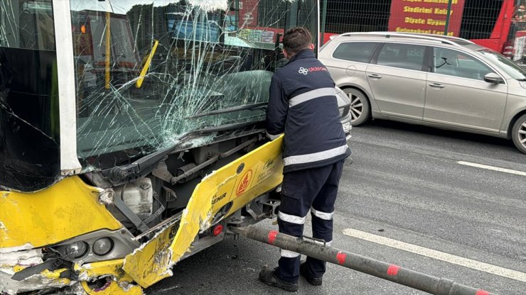 Küçükçekmece'de otomobilin İETT otobüsüne çarptığı kazada sürücüler yaralandı