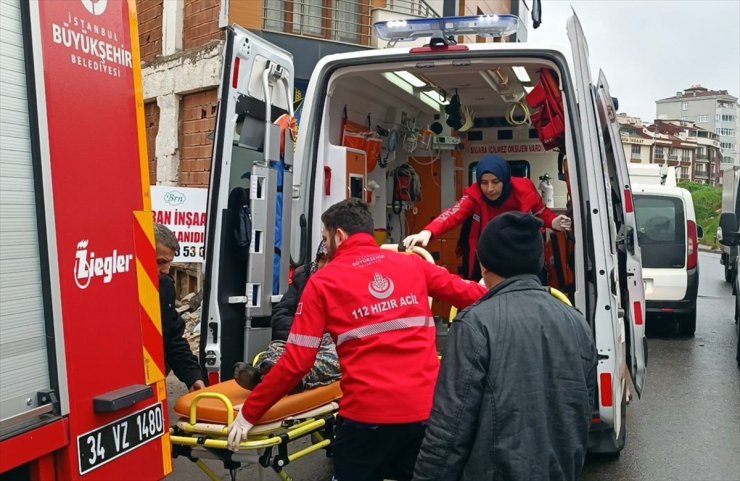 Maltepe'de yangın çıkan bir binada mahsur kalan 2 kişi kurtarıldı