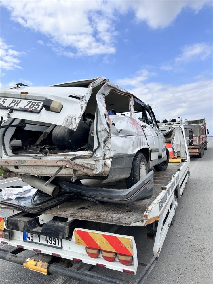 Manisa'da tır ile çarpışan otomobilin sürücüsü öldü