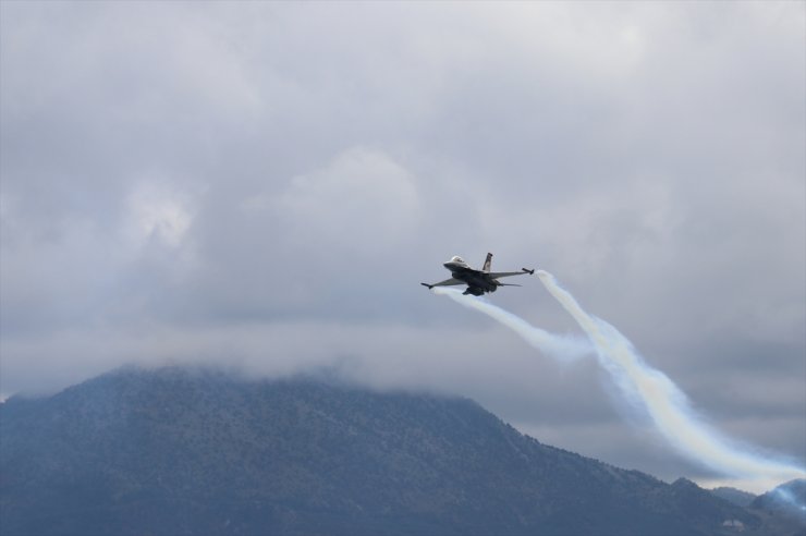 SOLOTÜRK, Isparta semalarında gösteri uçuşu yaptı