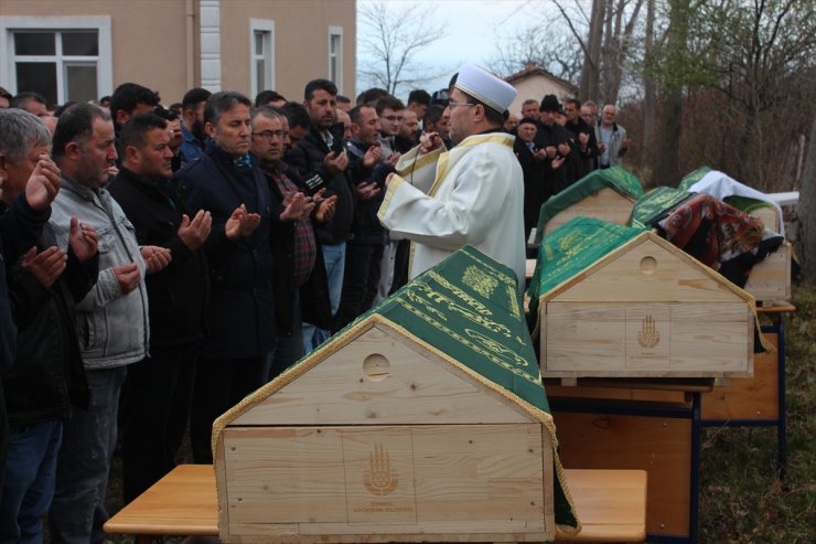 TEM Otoyolu'ndaki kazada hayatını kaybeden 5 kişi memleketleri Samsun'da toprağa verildi