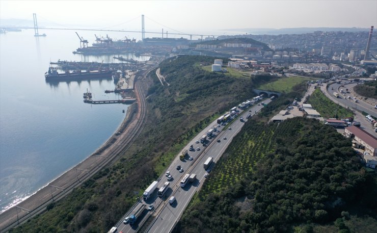 Anadolu Otoyolu'nda 3 aracın karıştığı kazada 9 kişi yaralandı