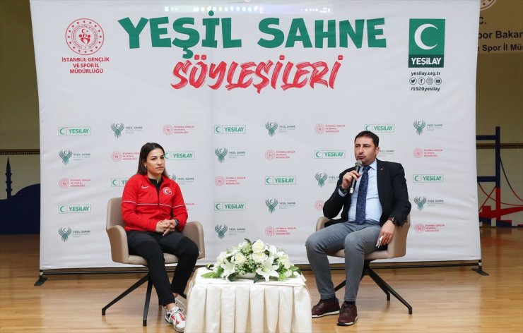 Dünya şampiyonu boksör Ayşe Çağırır "Yeşil Sahne"de gençlerle bir araya geldi: