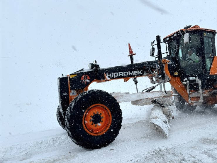 Erzurum'da Yayla Geçidi'nde ulaşım kar ve tipi dolayısıyla güçlükle sağlanıyor