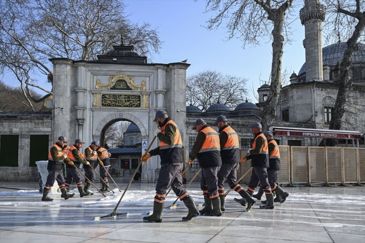 Eyüp Sultan Camii ramazan öncesi gül suyuyla temizlendi