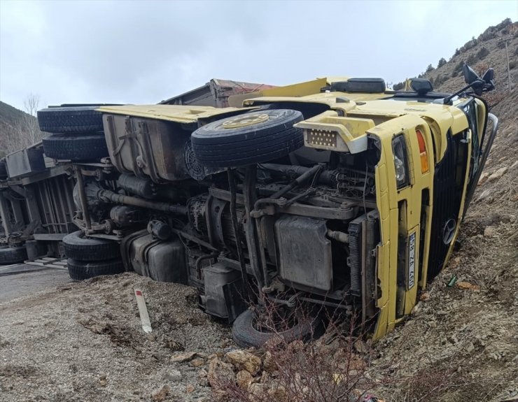 Gümüşhane'de devrilen tırın sürücüsü yaralandı