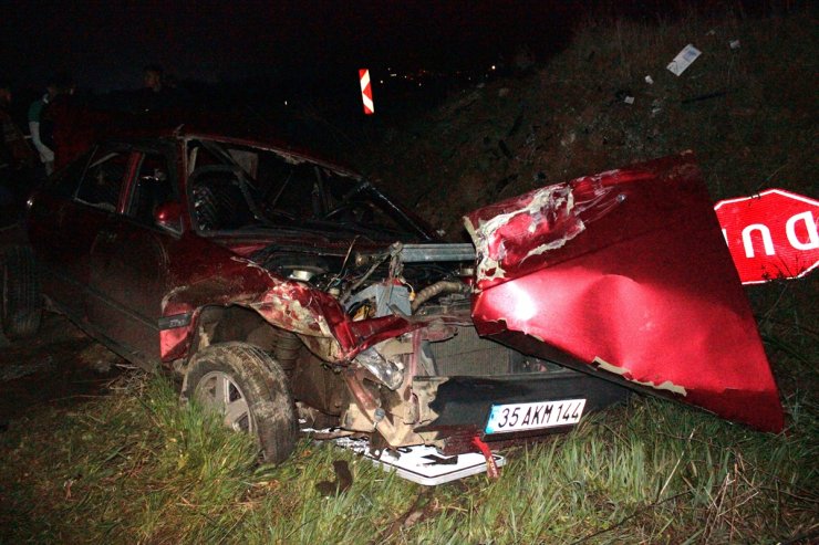 İzmir'de iki otomobilin çarpıştığı kazada 1 kişi öldü, 3 kişi yaralandı