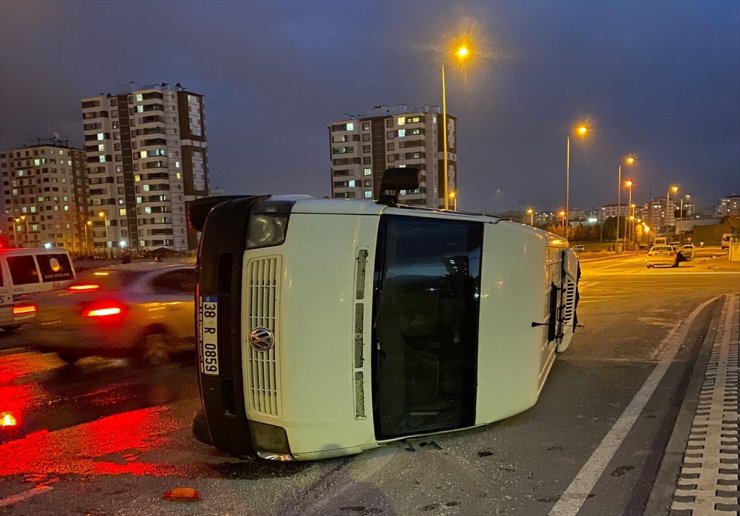 Kayseri'de işçi servisi ile otomobilin çarpıştığı kazada 3 kişi yaralandı