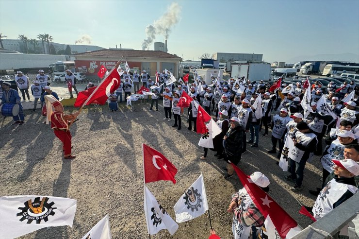 Öz Gıda İş Sendikası üyesi işçiler Lezita'da greve gitti