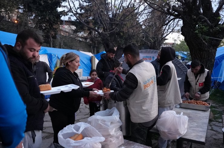 Sadece İnsan Derneği 11 ülkede iftar sofrası kuracak