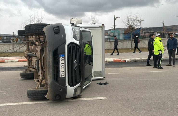 Sivas'ta iki kamyonet çarpıştı, 1 kişi yaralandı