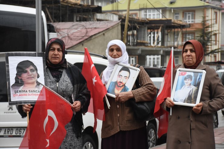 Vanlı aileler DEM Parti İl Başkanlığı önündeki eylemlerini sürdürüyor