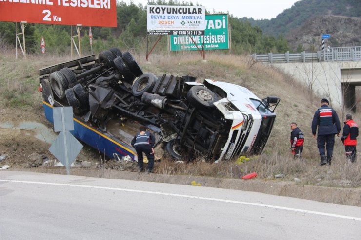 Amasya'da devrilen yakıt tankerinin sürücüsü yaralandı